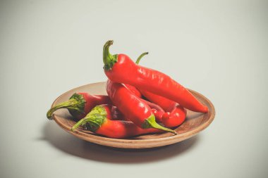 Beyaz arka planda baharatlı yemekler için acı biber.