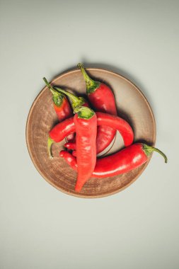 Beyaz arka planda baharatlı yemekler için acı biber.