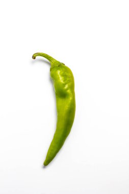 Beyaz arka planda baharatlı yemekler için acı biber.