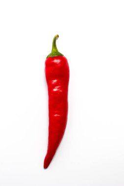 Beyaz arka planda baharatlı yemekler için acı biber.