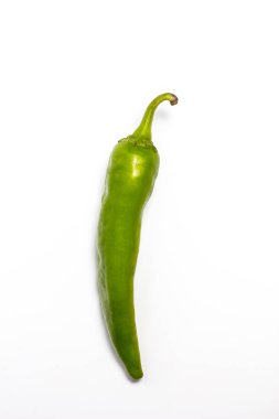 Beyaz arka planda baharatlı yemekler için acı biber.