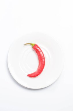 Beyaz arka planda baharatlı yemekler için acı biber.