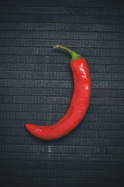 Siyah arka planda baharatlı yemekler için acı biber.