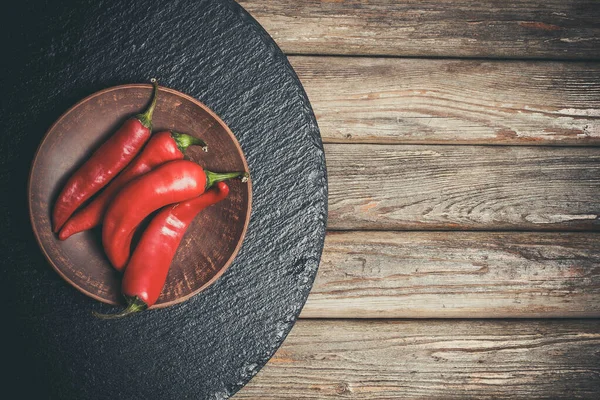 Ahşap bir masada baharatlı yemekler için acı biber.