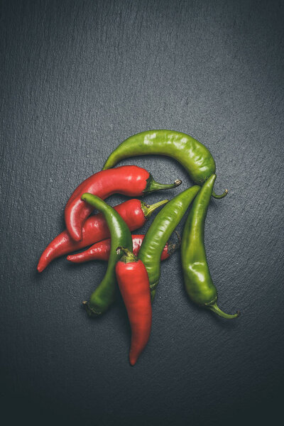 Горячий перец для острых блюд на черном фоне
