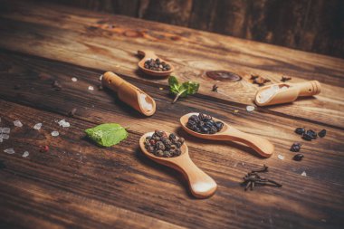 Tahta masadaki farklı baharatlı cipsler.