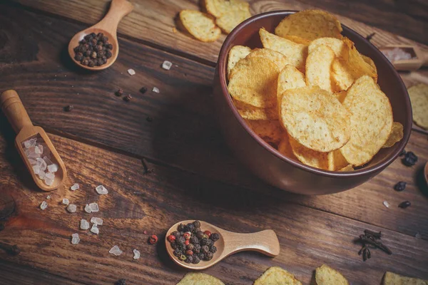 Chips Avec Différentes Épices Sur Une Table Bois — Photo