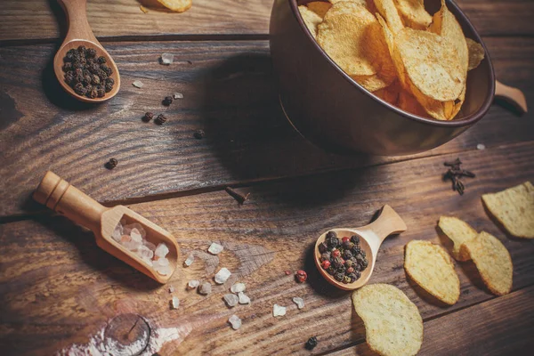 Chips Med Olika Kryddor Ett Träbord — Stockfoto