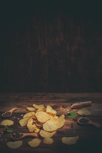 Chips Med Olika Kryddor Ett Träbord — Stockfoto