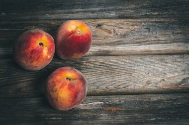 Olgun şeftaliler ahşap bir yüzey mahsulü