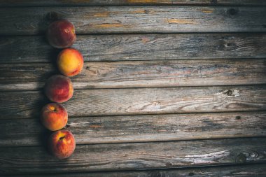 Olgun şeftaliler ahşap bir yüzey mahsulü