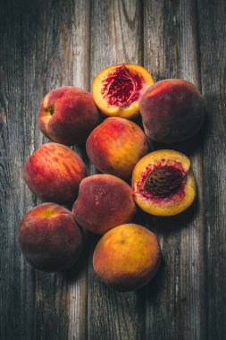 Olgun şeftaliler ahşap bir yüzey mahsulü