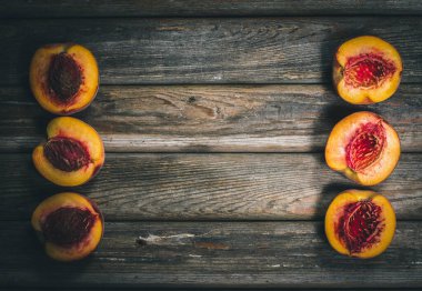 Olgun şeftaliler ahşap bir yüzey mahsulü