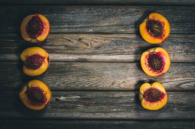 Olgun şeftaliler ahşap bir yüzey mahsulü