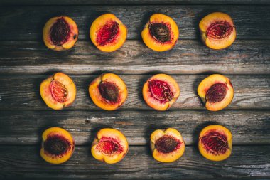 Olgun şeftaliler ahşap bir yüzey mahsulü