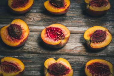 Olgun şeftaliler ahşap bir yüzey mahsulü