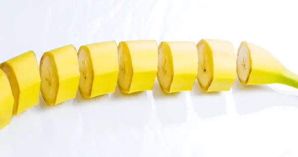 Plátanos Amarillos Frescos Sabrosos Para Una Dieta Saludable Sobre Fondo — Foto de Stock