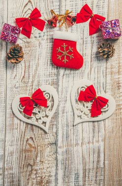 Noel oyuncakları Tahta beyaz bir masa üzerine Noel ağacı süslemek için