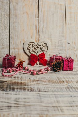 Noel oyuncakları Tahta beyaz bir masa üzerine Noel ağacı süslemek için