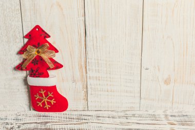 Ladini süslemek için güzel Noel oyuncakları beyaz bir şarap masasında yatıyor.