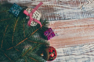 Ladini süslemek için güzel Noel oyuncakları beyaz bir şarap masasında yatıyor.