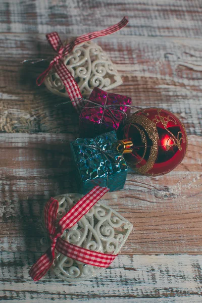 Красивые Рождественские Игрушки Украсить Ель Лежат Белом Винтажном Столе — стоковое фото