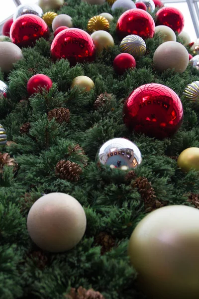 Brinquedos Multicores Redondos Uma Árvore Natal — Fotografia de Stock