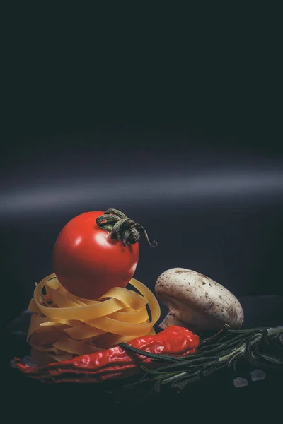 Råpasta Med Grönsaker Och Kryddor Svart Yta — Stockfoto