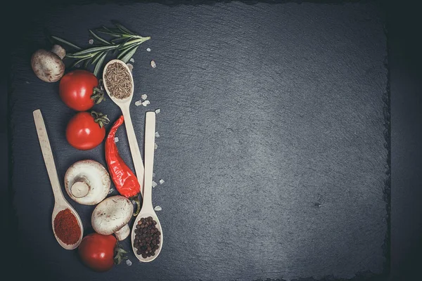 Verduras Frescas Tomates Champiñones Con Diferentes Especias Sobre Fondo Negro —  Fotos de Stock