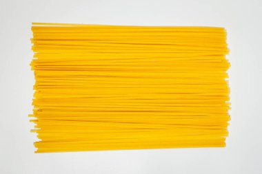 Beyaz tabakta pişirmek için çiğ ve lezzetli makarna.