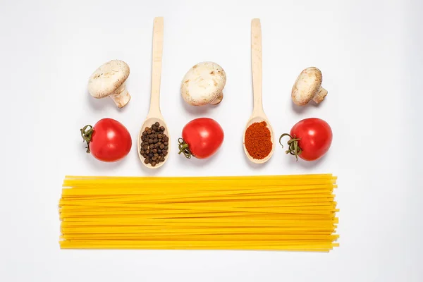 Pasta Cruda Gustosa Con Verdure Spezie Fondo Bianco — Foto Stock