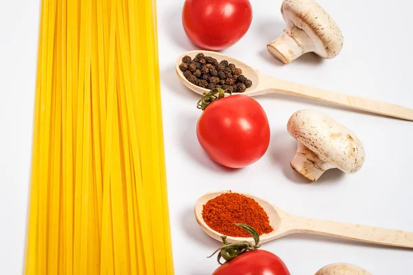 Pasta Cruda Gustosa Con Verdure Spezie Fondo Bianco — Foto Stock