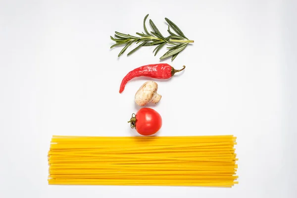 Pasta Cruda Verdure Fresche Pomodori Funghi Piatto Bianco Chiudi — Foto Stock