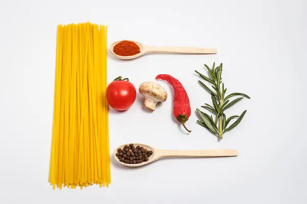 Pasta Cruda Gustosa Con Verdure Spezie Fondo Bianco — Foto Stock