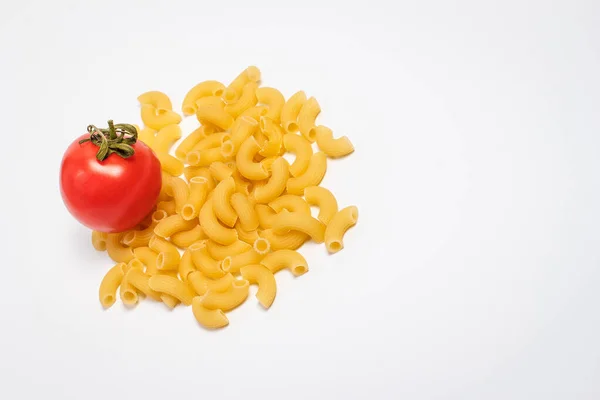 Pastas Crudas Verduras Frescas Tomates Champiñones Plato Blanco Cerrar —  Fotos de Stock