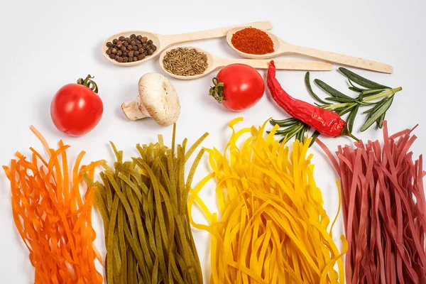 Pasta Cruda Gustosa Con Verdure Spezie Fondo Bianco — Foto Stock