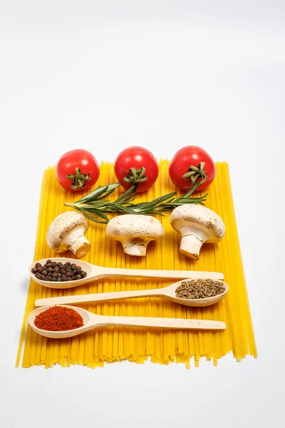Välsmakande Pasta Med Grönsaker Och Kryddor Vit Bakgrund — Stockfoto