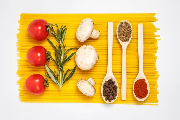 Pasta Cruda Gustosa Con Verdure Spezie Fondo Bianco — Foto Stock