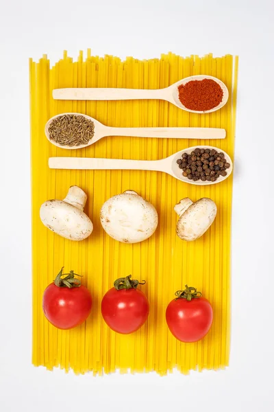 Pasta Cruda Gustosa Con Verdure Spezie Fondo Bianco — Foto Stock