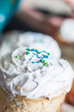 Kutlama ve içecekler için lezzetli Paskalya pastası.