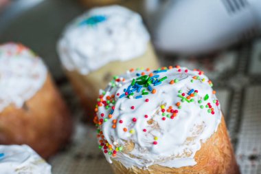 Kutlama ve içecekler için lezzetli Paskalya pastası.
