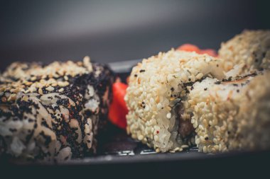 Koyu wasabi soslu ve wasabi soslu farklı Asya suşisi.