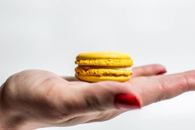 Beyaz arka planda tatlı ve narin kurabiyeler.