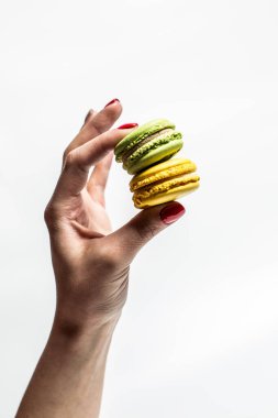 Beyaz arka planda tatlı ve narin kurabiyeler.