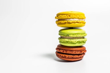 Beyaz arka planda tatlı ve narin kurabiyeler.