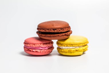 Beyaz arka planda tatlı ve narin kurabiyeler.