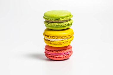 Beyaz arka planda tatlı ve narin kurabiyeler.