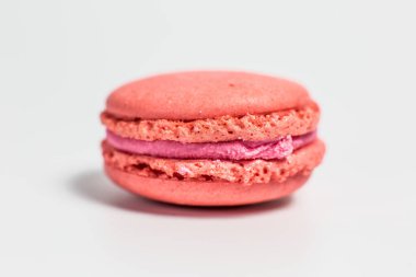 Beyaz arka planda tatlı ve narin kurabiyeler.