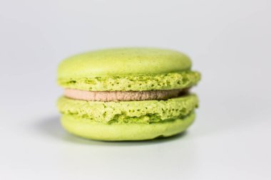 Beyaz arka planda tatlı ve narin kurabiyeler.