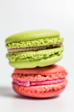 Beyaz arka planda tatlı ve narin kurabiyeler.